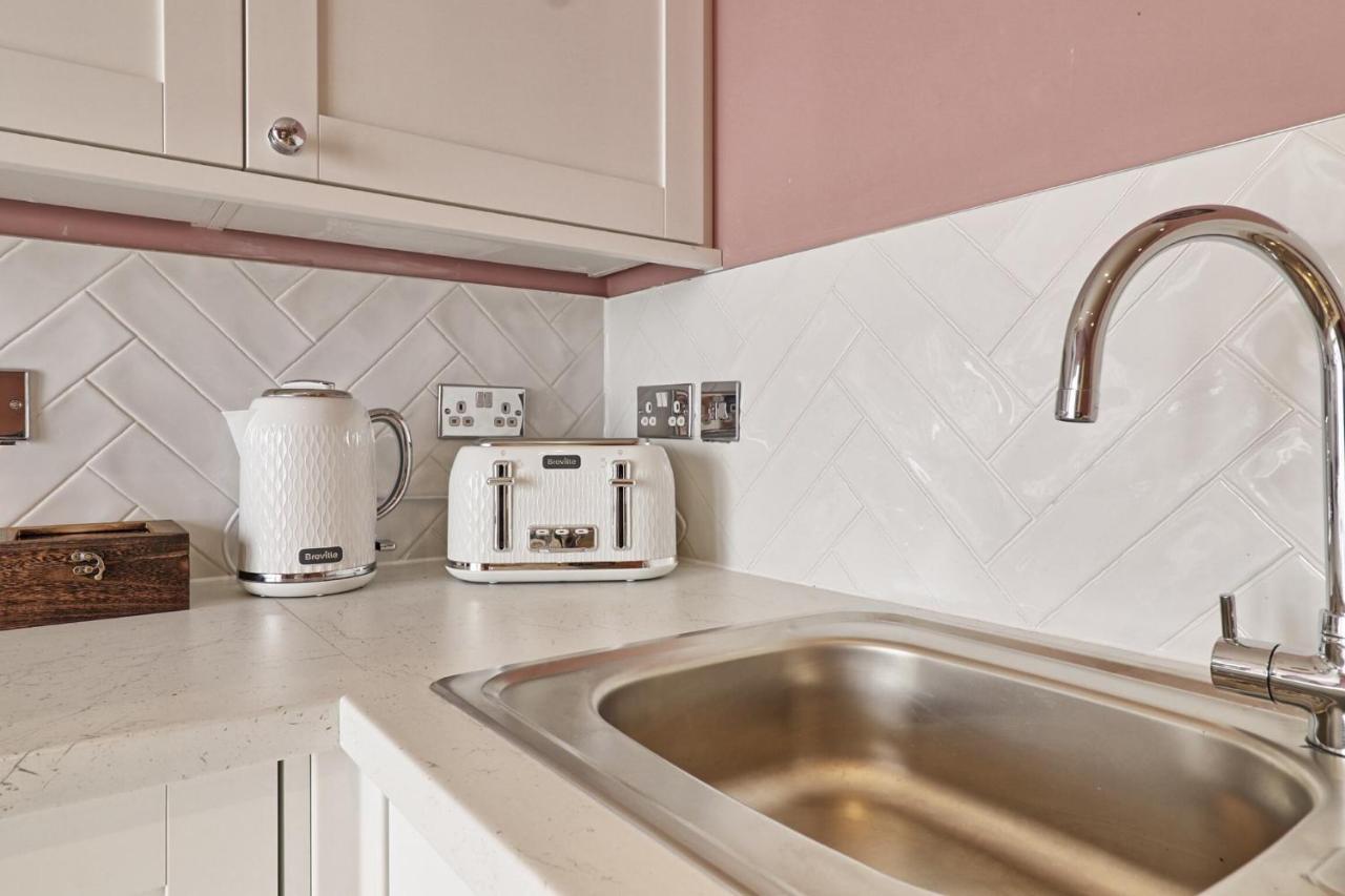 Urban Stylish Apartment - Southend Stays Екстериор снимка
